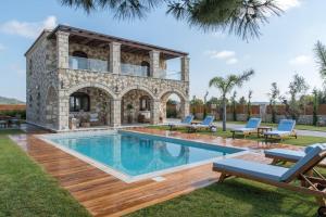 a villa with a swimming pool in a yard at Casa Di Pietra in Gaïtánion