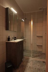 un baño con lavabo y espejo en Apartment Chrisandro, en Nea Kalikratia