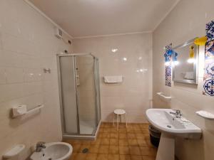 ein Bad mit einer Dusche, einem Waschbecken und einem WC in der Unterkunft Casa Santa Caterina e Sant Antonio in Padua