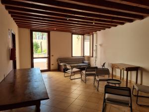 ein Wohnzimmer mit einem Holztisch und Stühlen in der Unterkunft Casa Santa Caterina e Sant Antonio in Padua