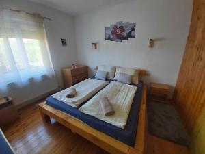 Postel nebo postele na pokoji v ubytování Fenyőfa vendégház