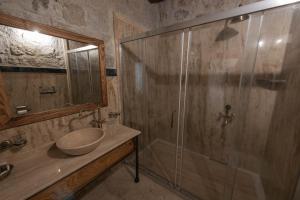 Koupelna v ubytování Sarnich Cave Suites