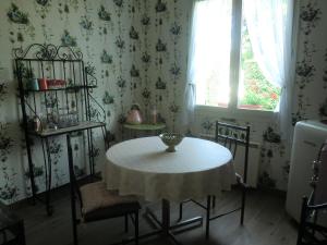 une chambre avec une table, des chaises et une fenêtre dans l'établissement Chambre d'hôtes LA BELLE SAISON, à Villedômer