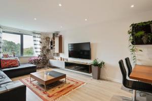 Χώρος καθιστικού στο 1-Bed Spacious Flat, North London, 15 Minutes to Central