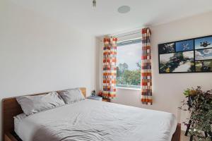 Katil atau katil-katil dalam bilik di 1-Bed Spacious Flat, North London, 15 Minutes to Central