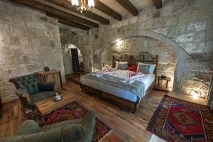 Postel nebo postele na pokoji v ubytování Sarnich Cave Suites