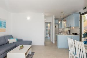 A kitchen or kitchenette at Waves Apartments Melody Glyfada