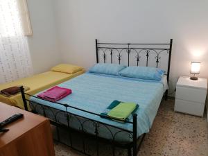 トラーパニにあるCortile Della Neveのベッドルーム1室(ベッド1台、タオル2枚付)