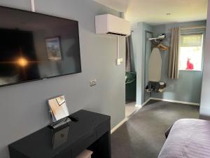 TV a/nebo společenská místnost v ubytování Village Limits Bed and Breakfast Rooms