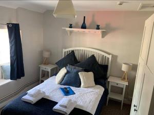sypialnia z łóżkiem z tacą w obiekcie The White Hart w mieście Llantwit Major