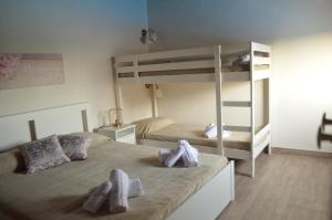 Двухъярусная кровать или двухъярусные кровати в номере Il Cigno Reale - White - Rooms Leasing tuoristic Ragusa