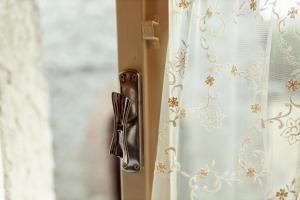 a curtain with a bow on a window at A casa di Mimma in Acquasparta +22 photos