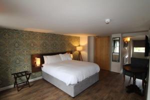 Un pat sau paturi într-o cameră la rooms @ the dolau inn