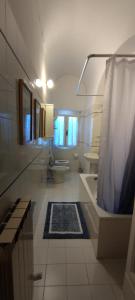 ペルージャにあるAgli Ippocastaniのバスルーム(バスタブ、洗面台2台、シャワー付)