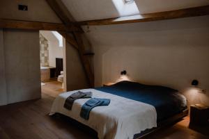 Een bed of bedden in een kamer bij Aletheia - Beautiful holiday home in renovated farm in Flemish Ardennes