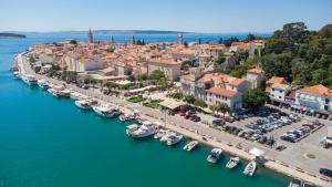 eine Luftansicht eines Hafens mit Booten im Wasser in der Unterkunft Luxury Apartments JF in Rab