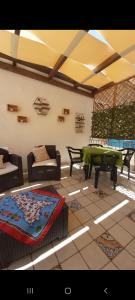 - un salon avec une table de ping-pong et des canapés dans l'établissement Marina di Girgenti, à Porto Empedocle