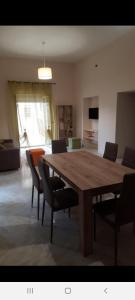 uma sala de estar com uma mesa de madeira e cadeiras em Marina di Girgenti em Porto Empedocle