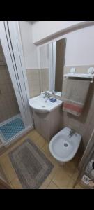 uma casa de banho com um WC branco e um lavatório. em Marina di Girgenti em Porto Empedocle