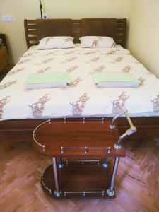 リヴィウにあるLviv appartment on Yaroslava Mudrogo 14のベッドルーム1室(木枠のベッド1台付)