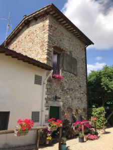 een stenen gebouw met bloemen ervoor bij Residenza San Matteo in Calenzano