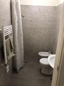 bagno con servizi igienici e lavandino di Residenza San Matteo a Calenzano