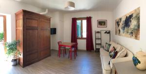 sala de estar con sofá y mesa en Residenza San Matteo en Calenzano