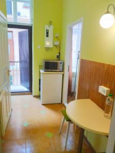 Una pequeña cocina con una mesa y un microondas. en Lviv appartment on Yaroslava Mudrogo 14, en Leópolis