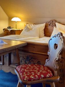 ein Schlafzimmer mit einem Bett mit einem Tisch und einem Stuhl in der Unterkunft Stefans Gästezimmer in Kirchhatten