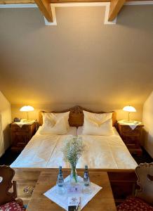 ein Schlafzimmer mit einem großen Bett mit zwei Tischen und zwei Lampen in der Unterkunft Stefans Gästezimmer in Kirchhatten