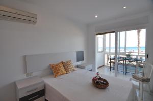 um quarto com uma cama e vista para a praia em RNET - Front de Mer - Roses Costa Brava em Roses