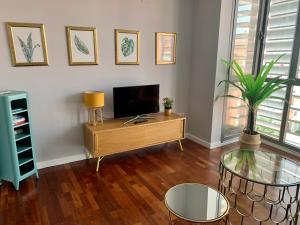TV a/nebo společenská místnost v ubytování Sevilla SantaJusta PG Apartamentos