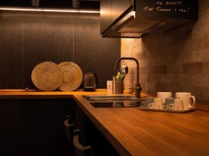eine Küche mit einer Spüle und einer Arbeitsplatte in der Unterkunft StArt GuestHouse in Barletta