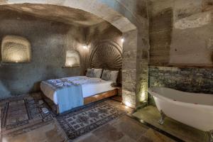 ギョレメにあるSarnich Cave Suitesのベッドルーム1室(ベッド1台、バスタブ付) +37枚の写真