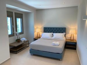 เตียงในห้องที่ Luminous Luxury Apartments