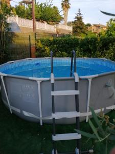 a hot tub with a ladder in a yard at "Cal Tu" in San Fausto de Campcentellas
