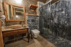 Koupelna v ubytování Sarnich Cave Suites