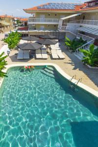 Bazén v ubytování Hotel Odysseas nebo v jeho okolí