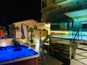 a room with a swimming pool and a tub at Apartments Tati in Ulcinj
