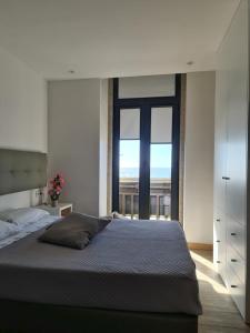 A bed or beds in a room at GOLD SUITE T2-PRAIA DO FURADOURO
