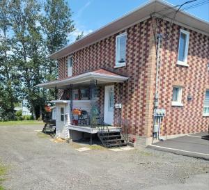 Photo de la galerie de l'établissement Downtown apartment next to highway netflix+wifi, à Edmundston