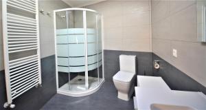 Kúpeľňa v ubytovaní Apartamento con terraza en Cambados + 8 fotografií