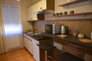 Kuchyň nebo kuchyňský kout v ubytování Apartmani Tomić