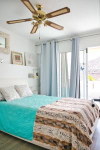 Postel nebo postele na pokoji v ubytování Malibu 2 apartamento con aire acondicionado, campo de tennis y piscina con solarium