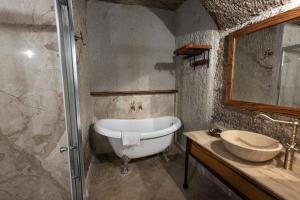 Koupelna v ubytování Sarnich Cave Suites