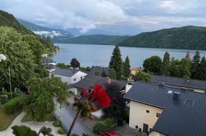 a view of a town with a large body of water at Hotel Kaiser Franz Josef in Millstatt