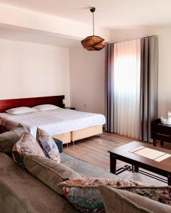 ein Schlafzimmer mit einem Bett und einer Couch in der Unterkunft Demetra Apartments in Ohrid