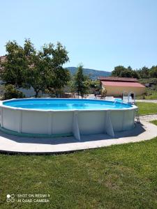 uma grande piscina insuflável num quintal em Casa Cantinho dos Pais em Paredes de Coura