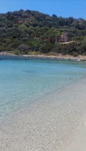 uitzicht op het strand vanaf de kustlijn bij Villa Bonu in Torre delle Stelle