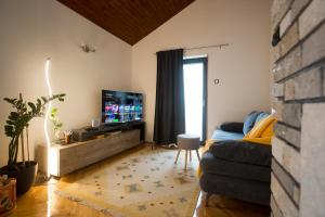 Televízia a/alebo spoločenská miestnosť v ubytovaní Apartmani Nena i Branko